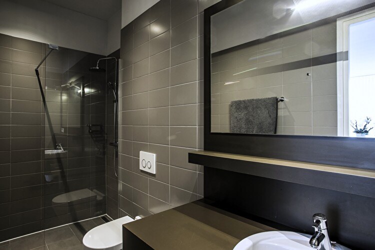 Canal View Apartment - Bathroom