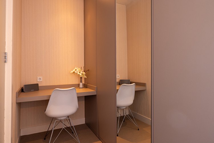 Canal View Suite - Working Area