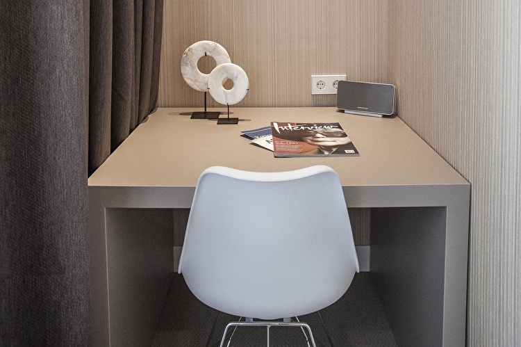 Family Balcony Apartment - Working Area